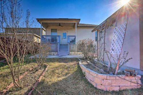 San Antonio Abode Near Golf, Shops And Dining!