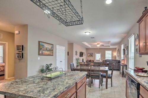 San Antonio Abode Near Golf, Shops And Dining!