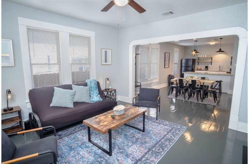 Wonderful 3 Br 2 Ba Near Downtown