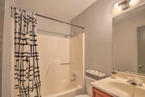 San Antonio Abode With Yard 17 Mi To Downtown!