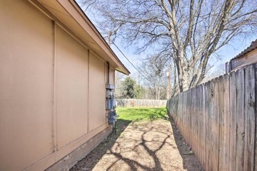 San Antonio Abode With Yard 17 Mi To Downtown!