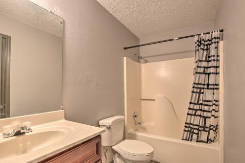 San Antonio Abode With Yard 17 Mi To Downtown!