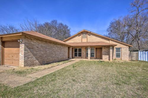 San Antonio Abode With Yard 17 Mi To Downtown!
