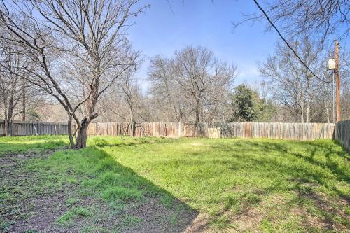 San Antonio Abode With Yard 17 Mi To Downtown!