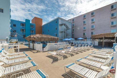 Oceanic Hotel & Barefoot Tiki Bar