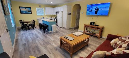 Brand New Inside With Fun Pool - San Francisco Unit 6 Home
