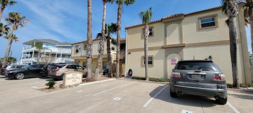 Brand New Inside With Fun Pool - San Francisco Unit 6 Home