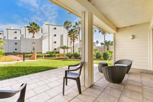 Ground Level Pet-friendly Condo Seconds From Beach