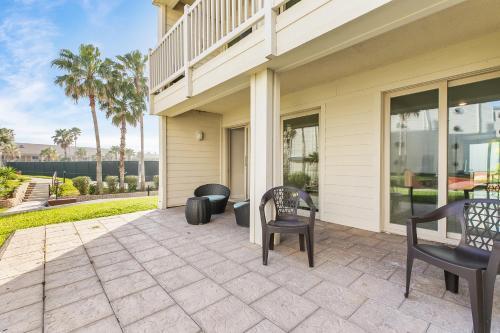 Ground Level Pet-friendly Condo Seconds From Beach