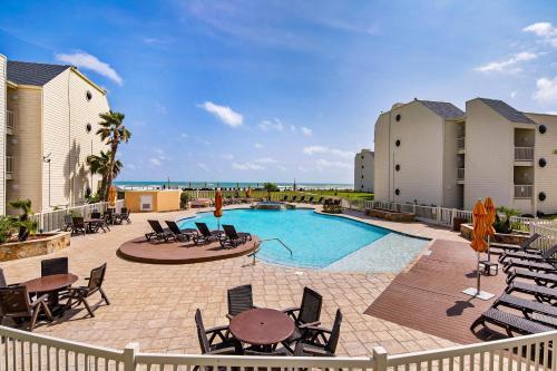 Ground Level Pet-friendly Condo Seconds From Beach