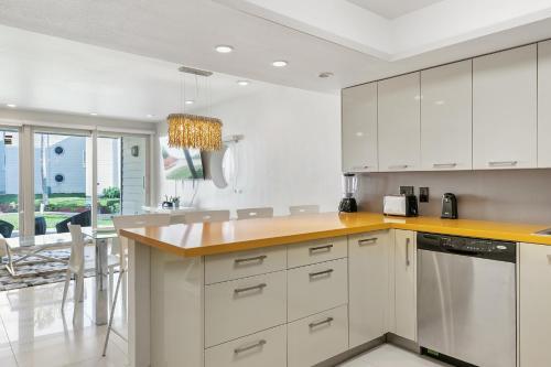 Ground Level Pet-friendly Condo Seconds From Beach