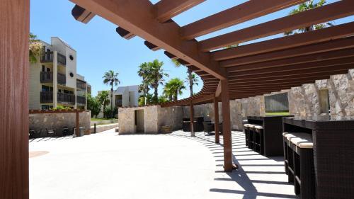 Ground Level Pet-friendly Condo Seconds From Beach