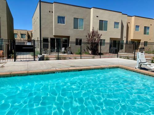 Pet Friendly, Flexible 96 Hour Cancellation, Stylish Interior, Free Bikes, Poolside - Entrada 635