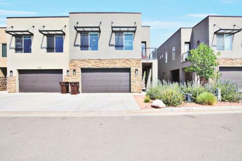 Pet Friendly, Flexible 96 Hour Cancellation, Stylish Interior, Free Bikes, Poolside - Entrada 635