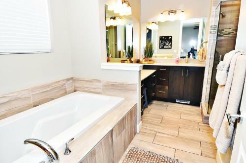 Pet Friendly, Flexible 96 Hour Cancellation, Stylish Interior, Free Bikes, Poolside - Entrada 635