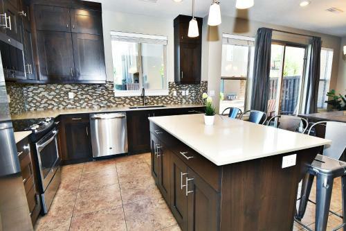 Pet Friendly, Flexible 96 Hour Cancellation, Stylish Interior, Free Bikes, Poolside - Entrada 635