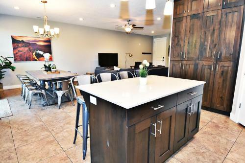 Pet Friendly, Flexible 96 Hour Cancellation, Stylish Interior, Free Bikes, Poolside - Entrada 635