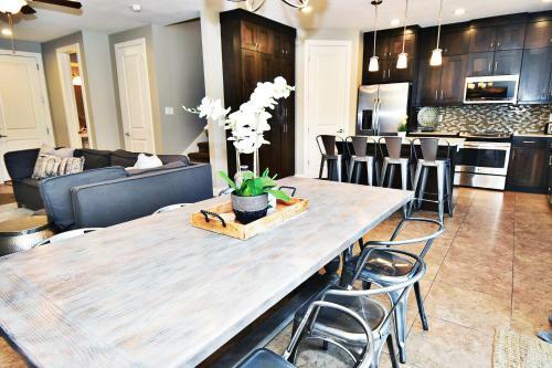 Pet Friendly, Flexible 96 Hour Cancellation, Stylish Interior, Free Bikes, Poolside - Entrada 635