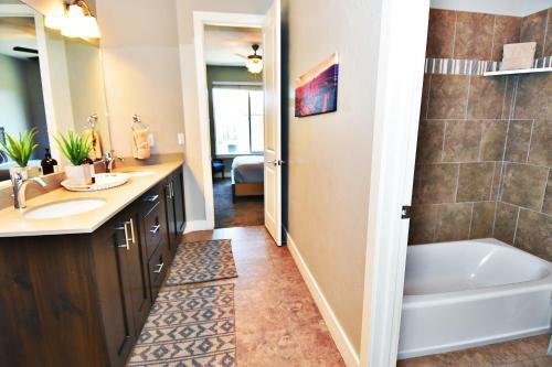Pet Friendly, Flexible 96 Hour Cancellation, Stylish Interior, Free Bikes, Poolside - Entrada 635