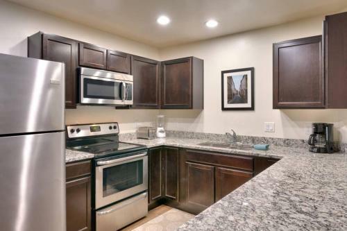 Apartamento 6h Spacious Redcliff Condo, Pool & Hot Tub