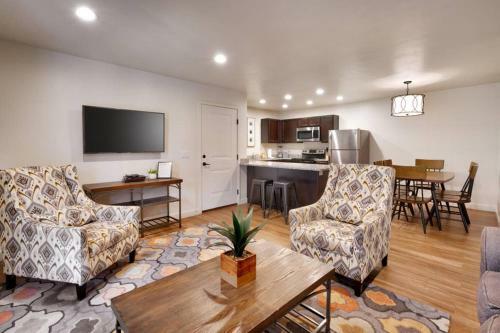 Apartamento 6h Spacious Redcliff Condo, Pool & Hot Tub