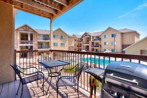 Apartamento 6h Spacious Redcliff Condo, Pool & Hot Tub