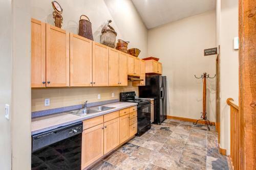 Cozy Crestview Condo