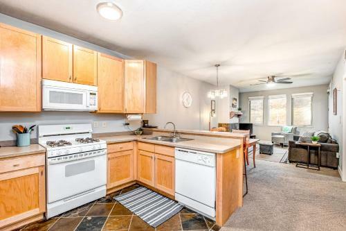 Cozy Crestview Condo