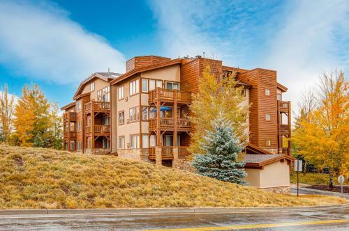 Cozy Crestview Condo