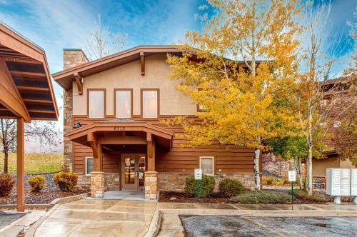 Cozy Crestview Condo