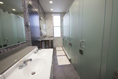 B Hotel & Hostel