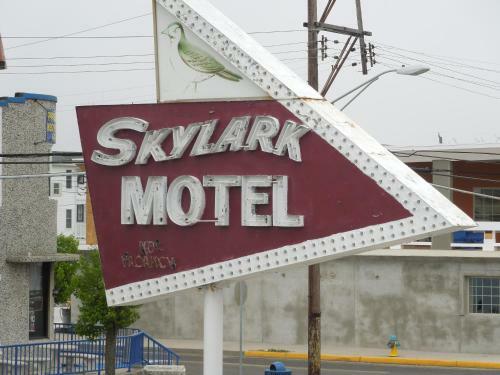 Skylark Resort Motel