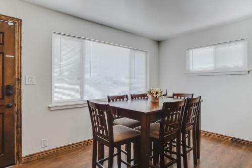 Apartamento Blue Spruce On Main - Convenient Location - 4bd Remodeled