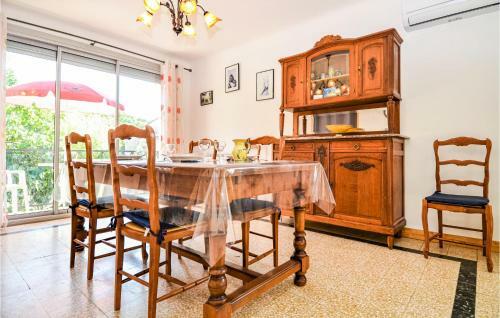 Awesome Home In Meynes With Wifi And 2 Bedrooms
