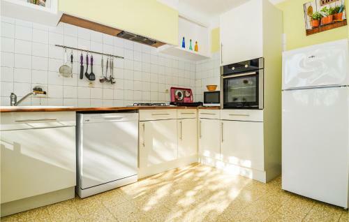 Awesome Home In Meynes With Wifi And 2 Bedrooms
