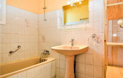 Awesome Home In Meynes With Wifi And 2 Bedrooms