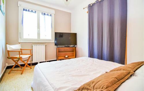 Awesome Home In Meynes With Wifi And 2 Bedrooms