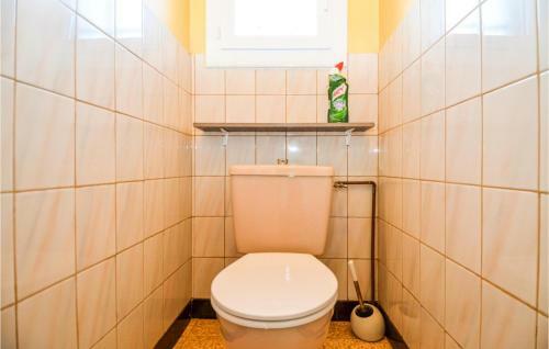 Awesome Home In Meynes With Wifi And 2 Bedrooms