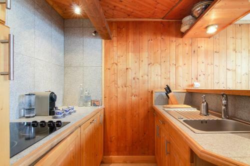 Authentic 2br Apartment 500m From City Center