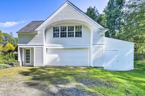 Lovely Brookfield Home With Private Deck And Views
