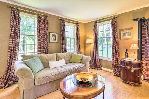 Lovely Brookfield Home With Private Deck And Views