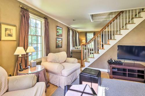 Lovely Brookfield Home With Private Deck And Views
