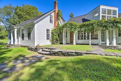 Lovely Brookfield Home With Private Deck And Views