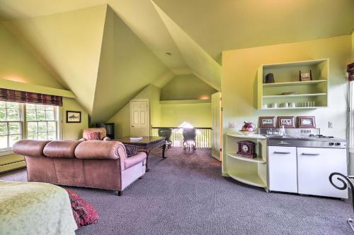 Lovely Brookfield Home With Private Deck And Views