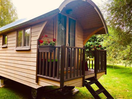 Hostal Millygite Chalet-on-wheels By The River