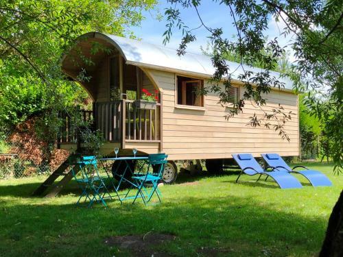 Hostal Millygite Chalet-on-wheels By The River