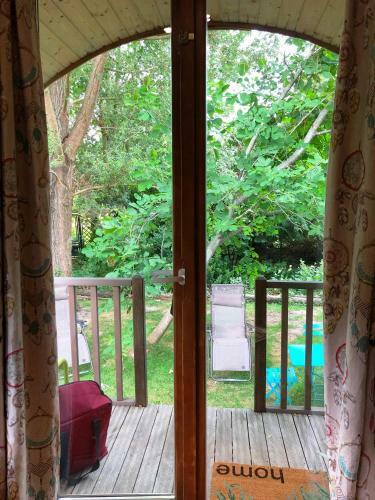 Hostal Millygite Chalet-on-wheels By The River