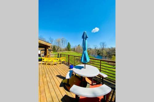 Stunning Lake Front! Modern+chic+cosy Pet Friendly