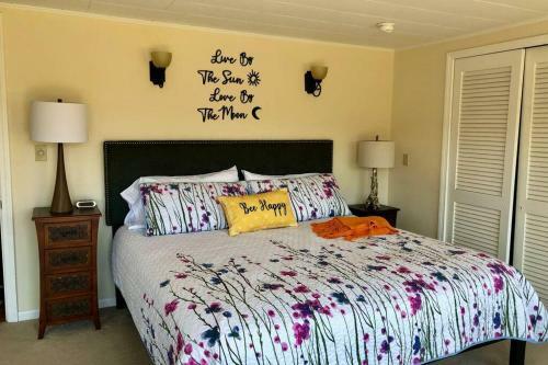 Stunning Lake Front! Modern+chic+cosy Pet Friendly