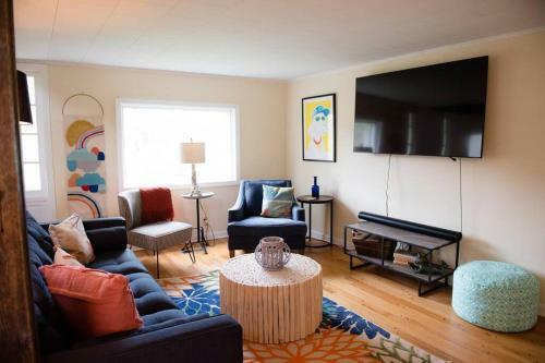 Stunning Lake Front! Modern+chic+cosy Pet Friendly